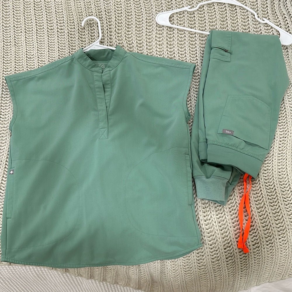 JADE
Zamora Jogger Scrub Pants Xxs
+
JADE Rafaela Mandarin Collar Scrub Top Xxs